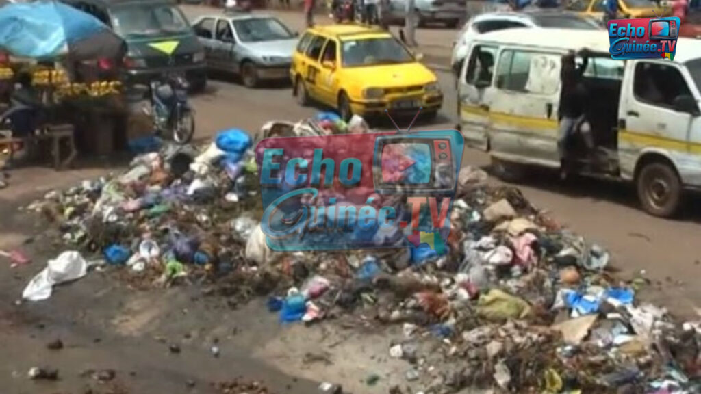 Immagine-WhatsApp-2025-05-21-ore-20.21.22_8cc81f67-1024x576 Gestion des déchets à Conakry : un défi persistant