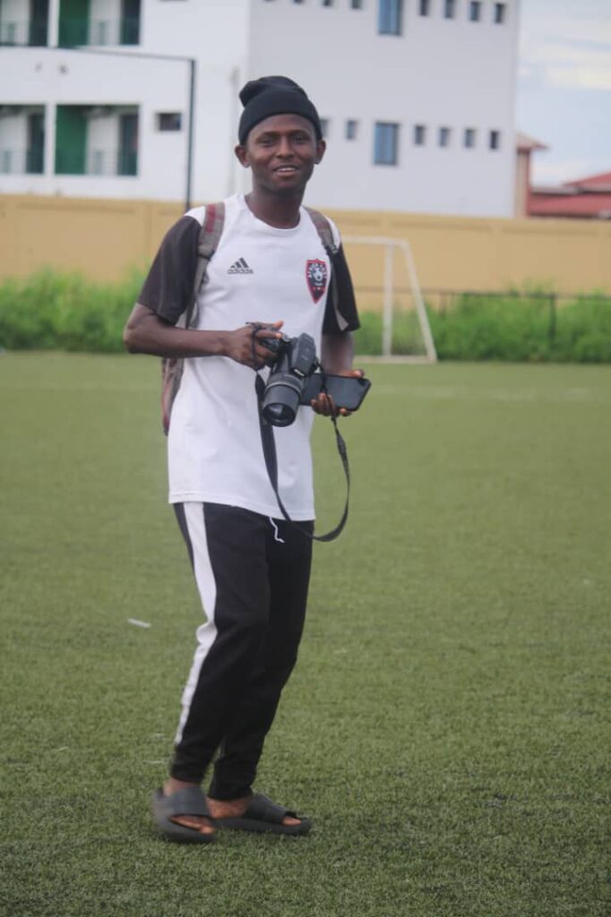 Immagine-WhatsApp-2025-05-23-ore-02.19.14_f11b002f-682x1024 Football : le jeune photographe Thierno Madiou Tolo Diallo en lice pour les Oscars de la Photographie Africaine