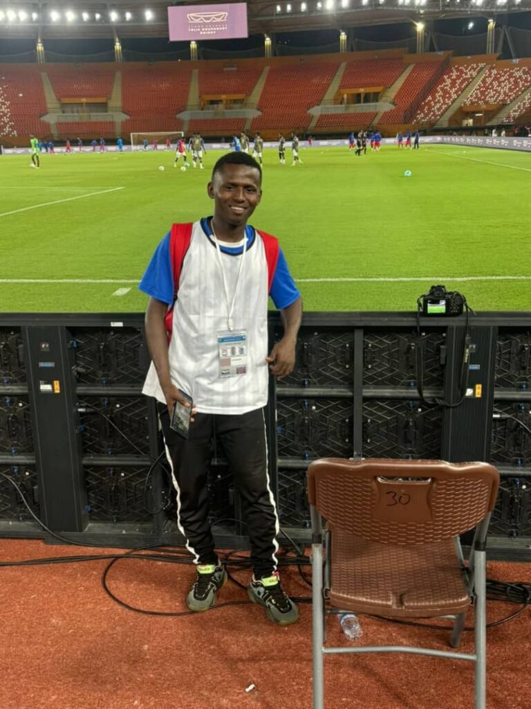 Immagine-WhatsApp-2025-05-23-ore-02.19.28_8bf3cd93-768x1024 Football : le jeune photographe Thierno Madiou Tolo Diallo en lice pour les Oscars de la Photographie Africaine