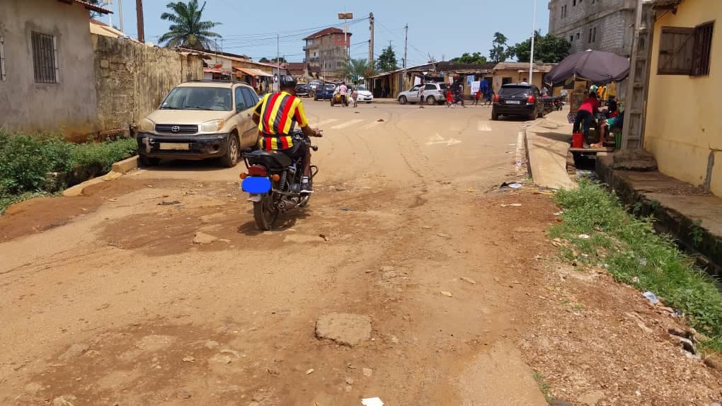 Immagine-WhatsApp-2025-06-30-ore-22.56.04_be9e60ed Conakry : des routes dégradées, des pneus creuser, des piétons en danger