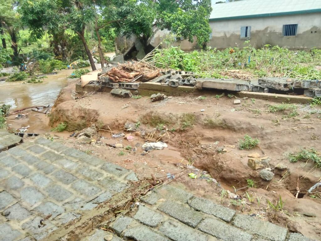 Immagine-WhatsApp-2025-07-03-ore-19.55.24_776e5718-1024x768 Dubréka : la pluie fait des dégâts dans le quartier Simbaya